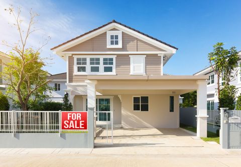 House with a FOR SALE sign
